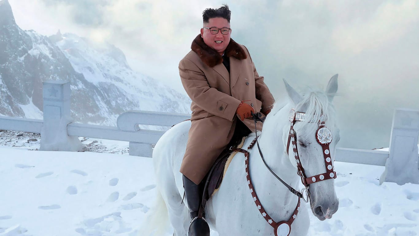 Ein Propaganda-Foto von Kim Jong-un auf einem weißen Pferd am Berg Paektu in Nordkorea (Archivbild): Der Diktator inszeniert sich gerne als volksnah, doch die Bevölkerung des Landes wird brutal unterdrückt.