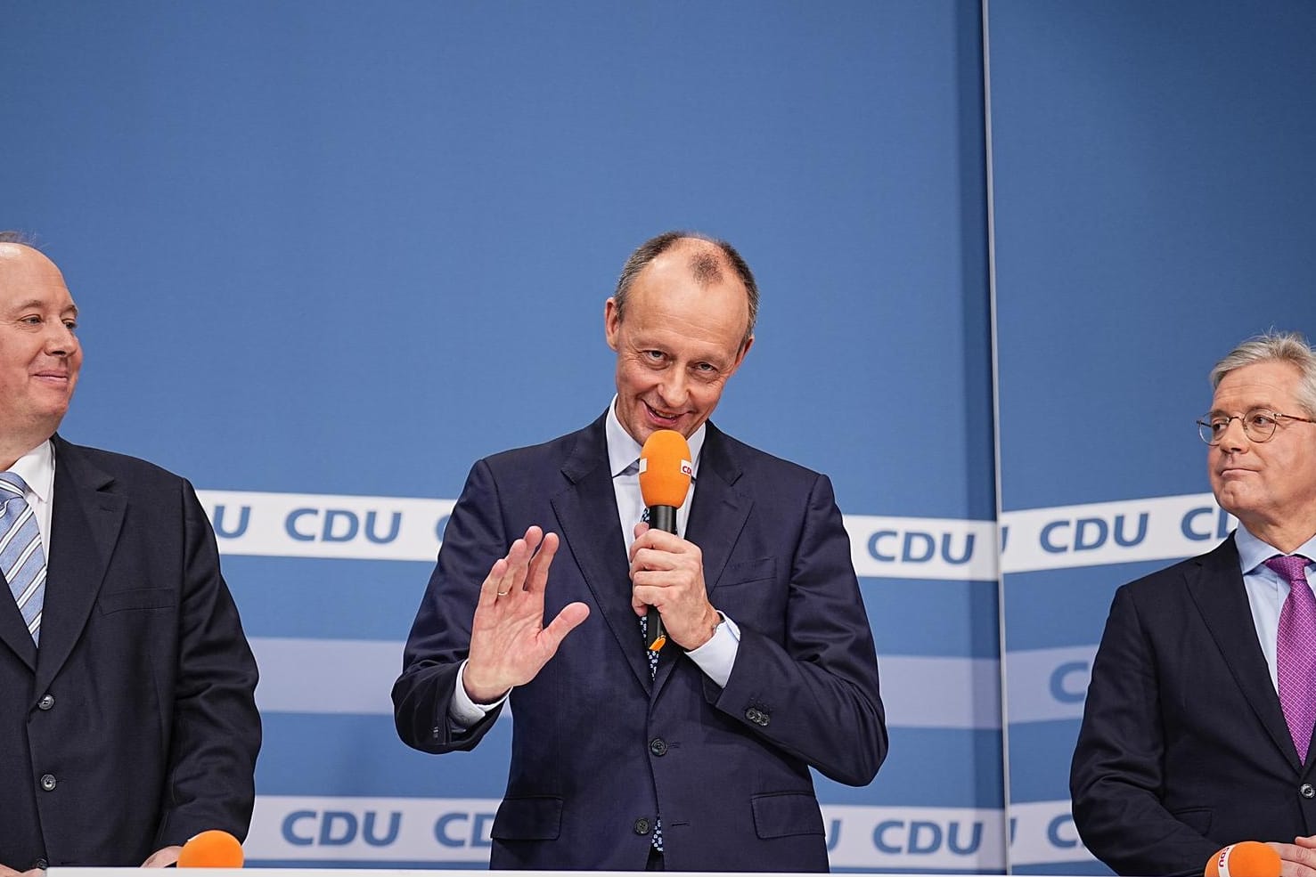 Friedrich Merz zwischen den Mitkandidaten Helge Braun (links) und Norbert Röttgen: Merz soll neuer CDU-Chef werden.