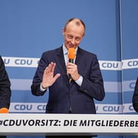 Friedrich Merz zwischen den Mitkandidaten Helge Braun (links) und Norbert Röttgen: Merz soll neuer CDU-Chef werden.