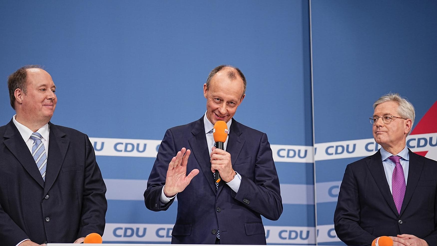 Friedrich Merz zwischen den Mitkandidaten Helge Braun (links) und Norbert Röttgen: Merz soll neuer CDU-Chef werden.