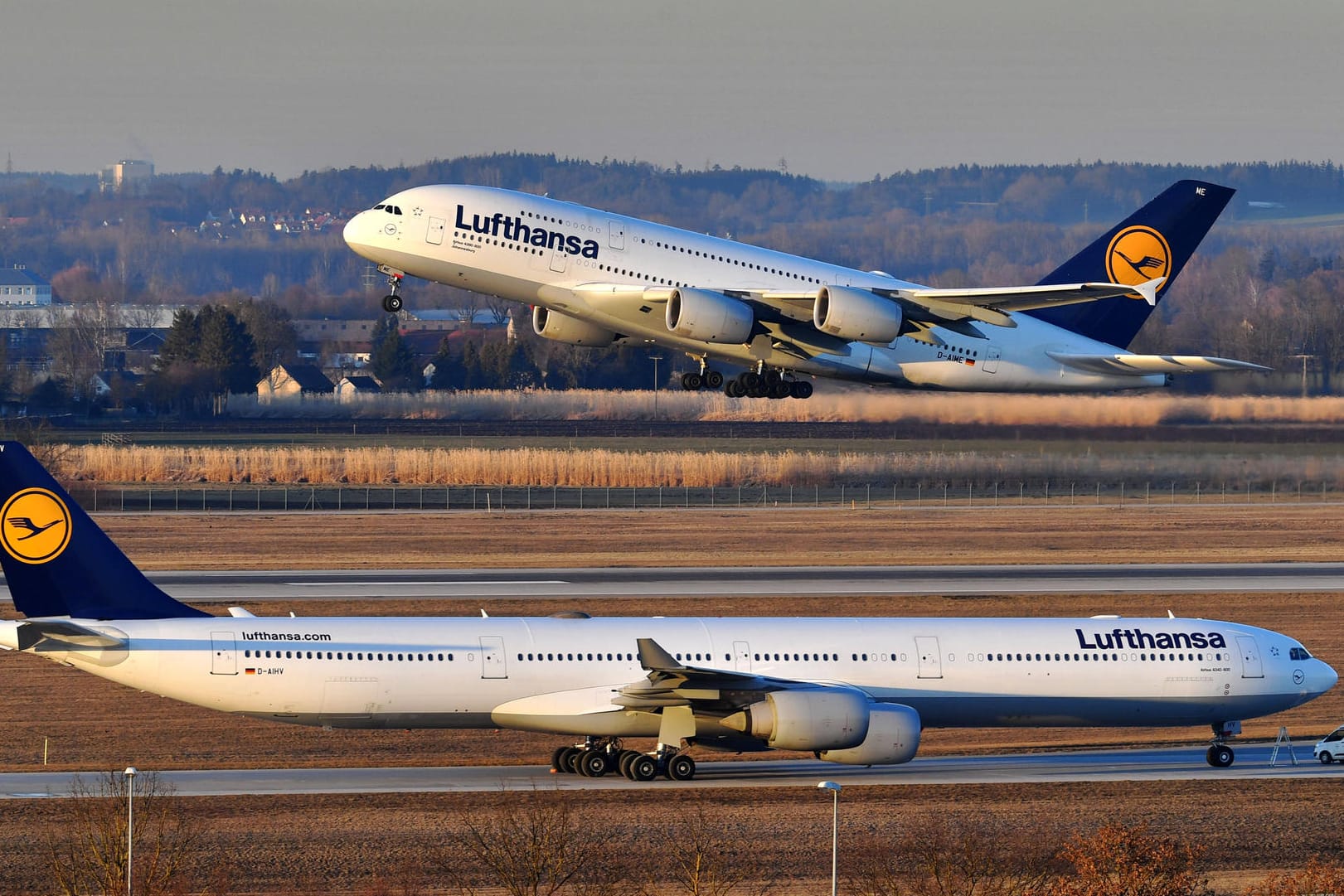 Zwei Lufthansa-Maschinen in Johannesburg (Symbolbild): Der Streit zwischen Fluggesellschaft und dem Berufsverband Cockpit spitzt sich zu. Zwei Lufthansa-Maschinen in Johannesburg (Symbolbild): Der Streit zwischen Fluggesellschaft und dem Berufsverband Cockpit spitzt sich zu.