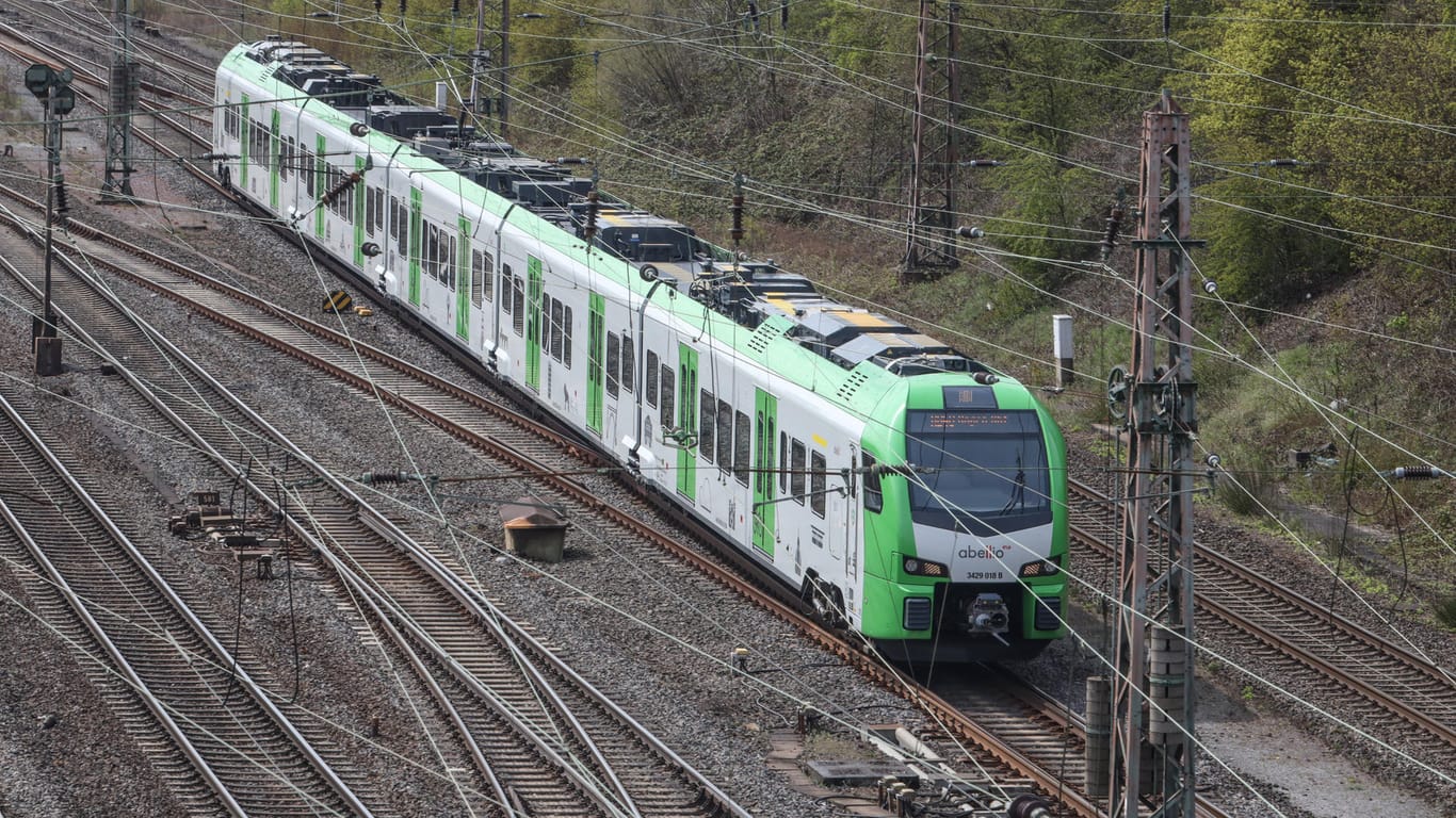 Eine Regionalbahn in NRW (Archivbild): In einem Zug von Duisburg nach Dortmund soll ein Mann eine 19-Jährige sexuell belästigt haben.