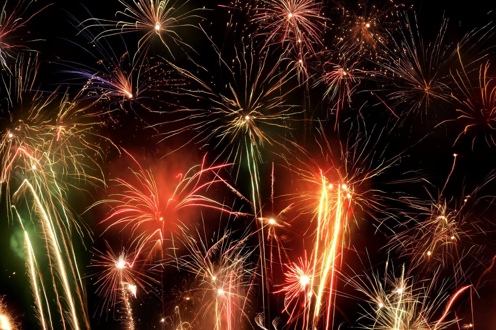 Feuerwerk (Symbolbild): Auch das zweite Silvester in Folge gibt es ein Verkaufsverbot für Raketen und Böller. Feuerwerk (Symbolbild): Auch das zweite Silvester in Folge gibt es ein Verkaufsverbot für Raketen und Böller.