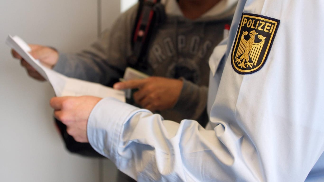 Kontrolle am Flughafen (Symbolbild): Die Polizei checkt nun auch Impfpässe.