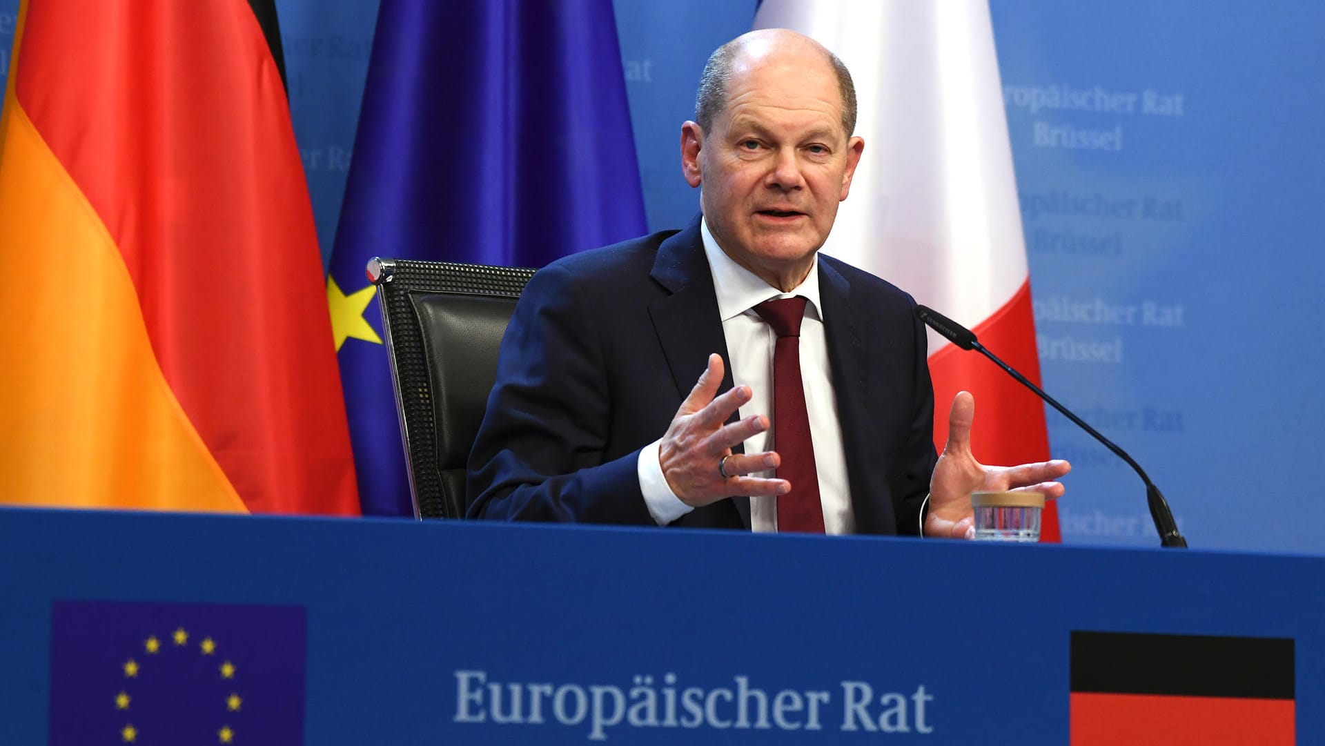 Olaf Scholz bei einer Pressekonferenz zum Abschluss des EU-Gipfels in Brüssel: Der neue Bundeskanzler äußerte sich bei seinem ersten EU-Gipfel zur umstrittenen Pipeline.