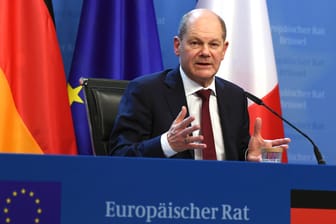 Olaf Scholz bei einer Pressekonferenz zum Abschluss des EU-Gipfels in Brüssel: Der neue Bundeskanzler äußerte sich bei seinem ersten EU-Gipfel zur umstrittenen Pipeline.
