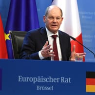 Olaf Scholz bei einer Pressekonferenz zum Abschluss des EU-Gipfels in Brüssel: Der neue Bundeskanzler äußerte sich bei seinem ersten EU-Gipfel zur umstrittenen Pipeline.