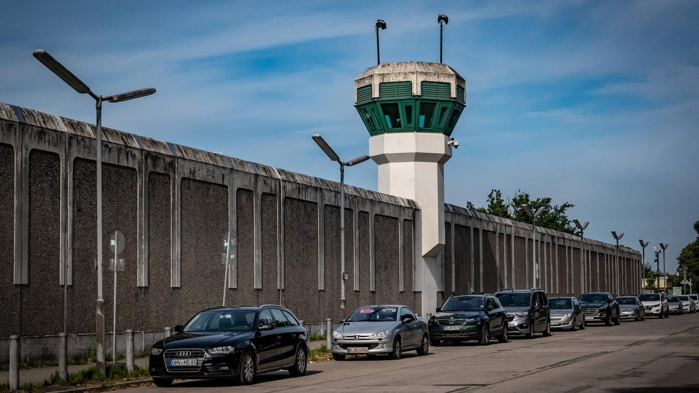 Die Mauern der Justizvollzugsanstalt Plötzensee (Symbolbild): Insassen in Berliner Gefängnissen sollen gegen Geld im Netz surfen können.