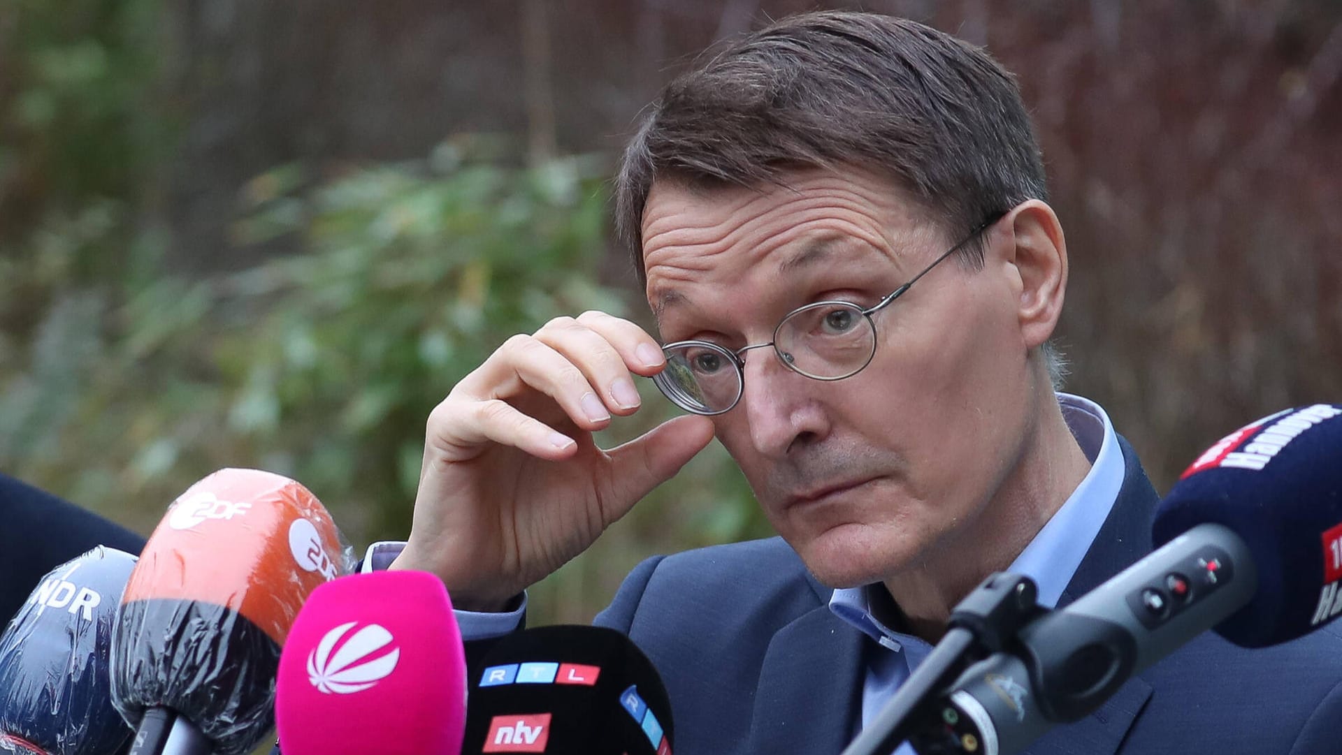 Karl Lauterbach: Der Gesundheitsminister warnt vor einer "massiven fünften Welle". Karl Lauterbach: Der Gesundheitsminister warnt vor einer "massiven fünften Welle".