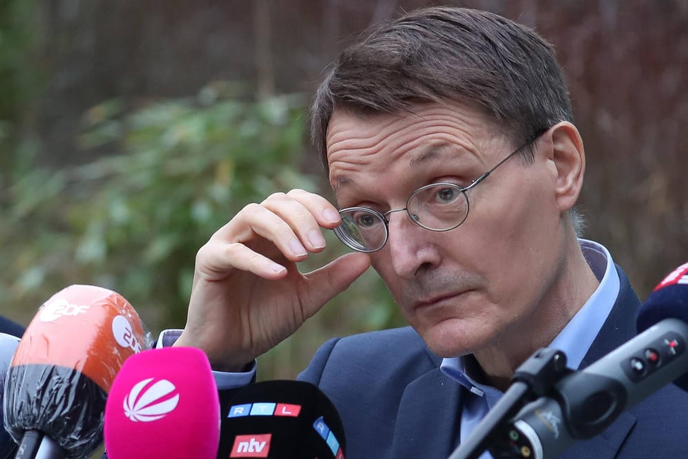 Karl Lauterbach: Der Gesundheitsminister warnt vor einer "massiven fünften Welle".