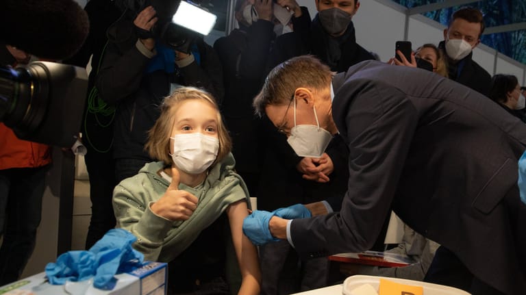Karl Lauterbach impft: Der Gesundheitsminister nahm am Freitag in Hannover bei der 10-jährige Frida selbst die Spritze in die Hand.