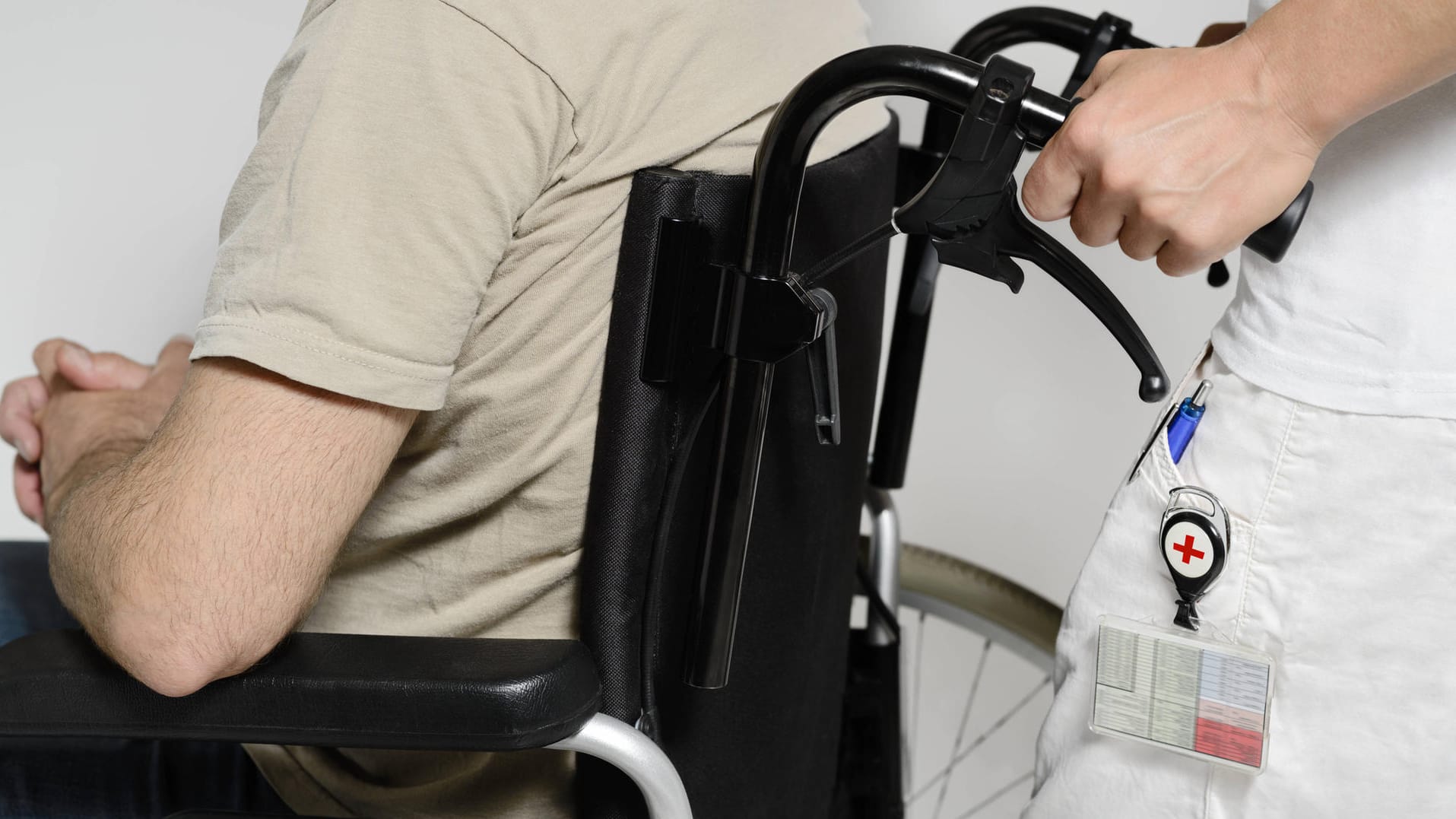 Pflegerin bei der Arbeit (Symbolbild): Eine 52-Jährige soll Bewohner eines Heimes erstochen haben. Pflegerin bei der Arbeit (Symbolbild): Eine 52-Jährige soll Bewohner eines Heimes erstochen haben.