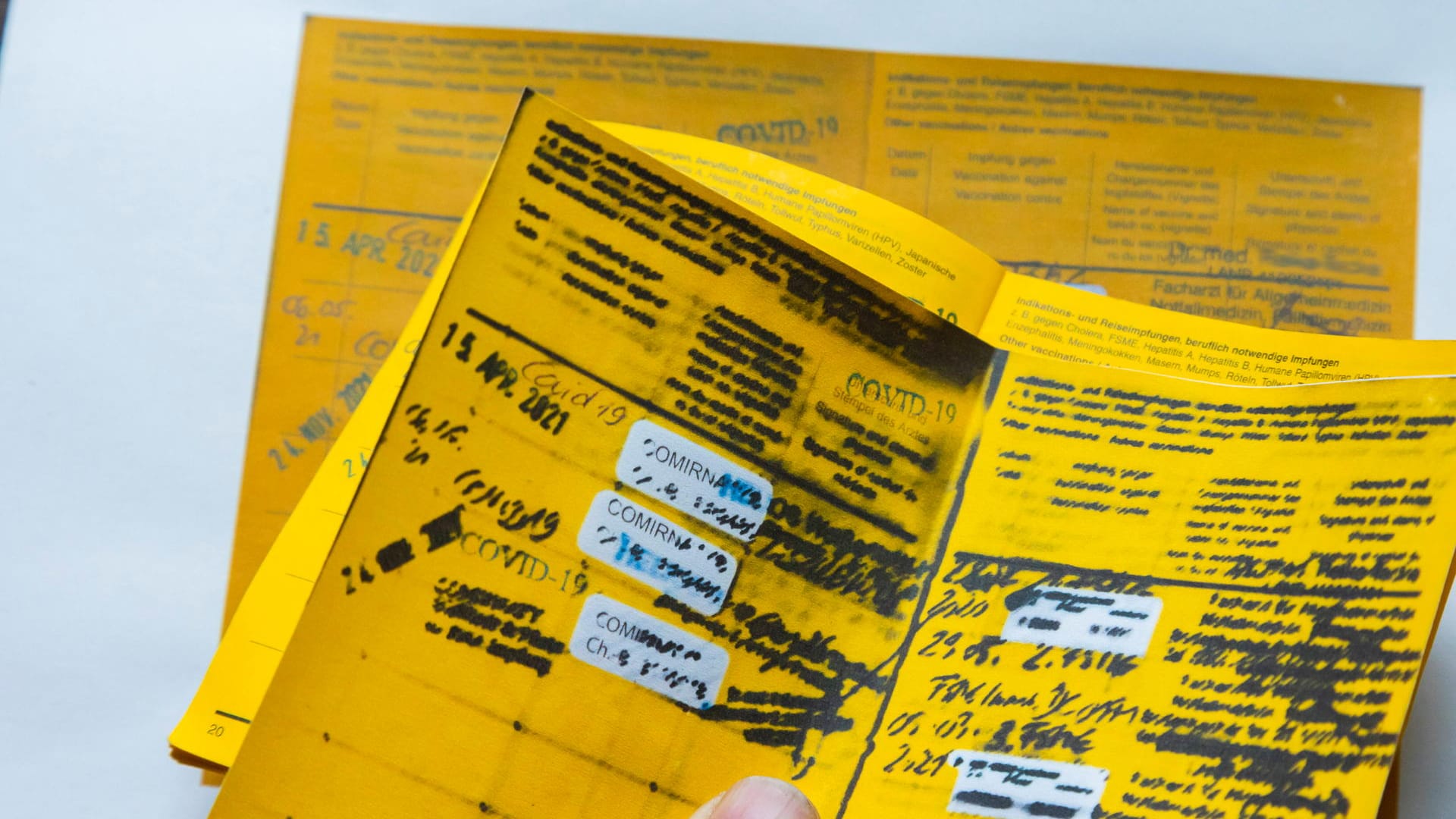 Ein gefälschter Impfausweis (Symbolbild): In einem Pflegeheim wird gegen eine Beschäftigte ermittelt, nachdem mehrere Patienten starben. Ein gefälschter Impfausweis (Symbolbild): In einem Pflegeheim wird gegen eine Beschäftigte ermittelt, nachdem mehrere Patienten starben.