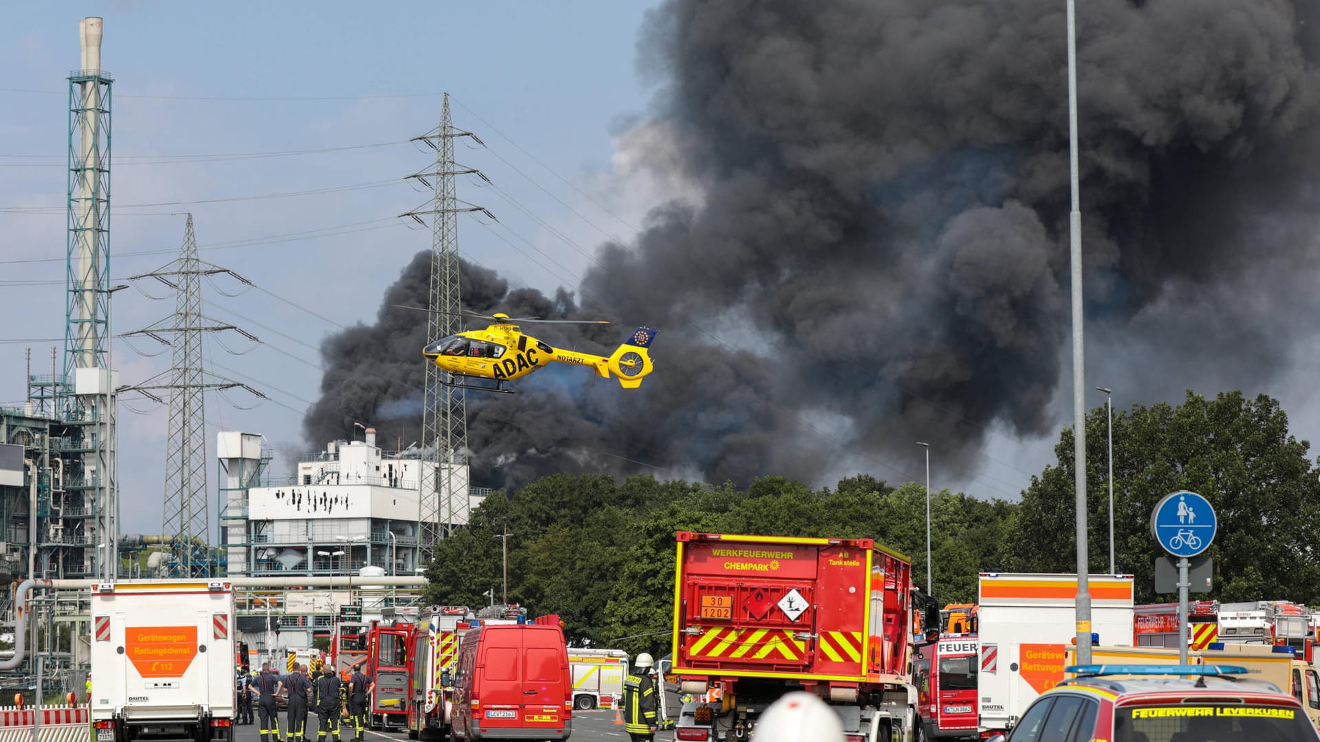 Eine riesige dunkle Wolke erstreckte sich über Leverkusen (Archivbild): Bei der Explosion waren mehrere Menschen gestorben.