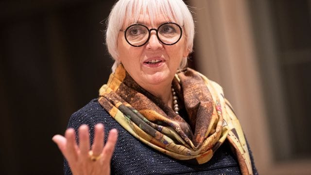 Claudia Roth gestikuliert