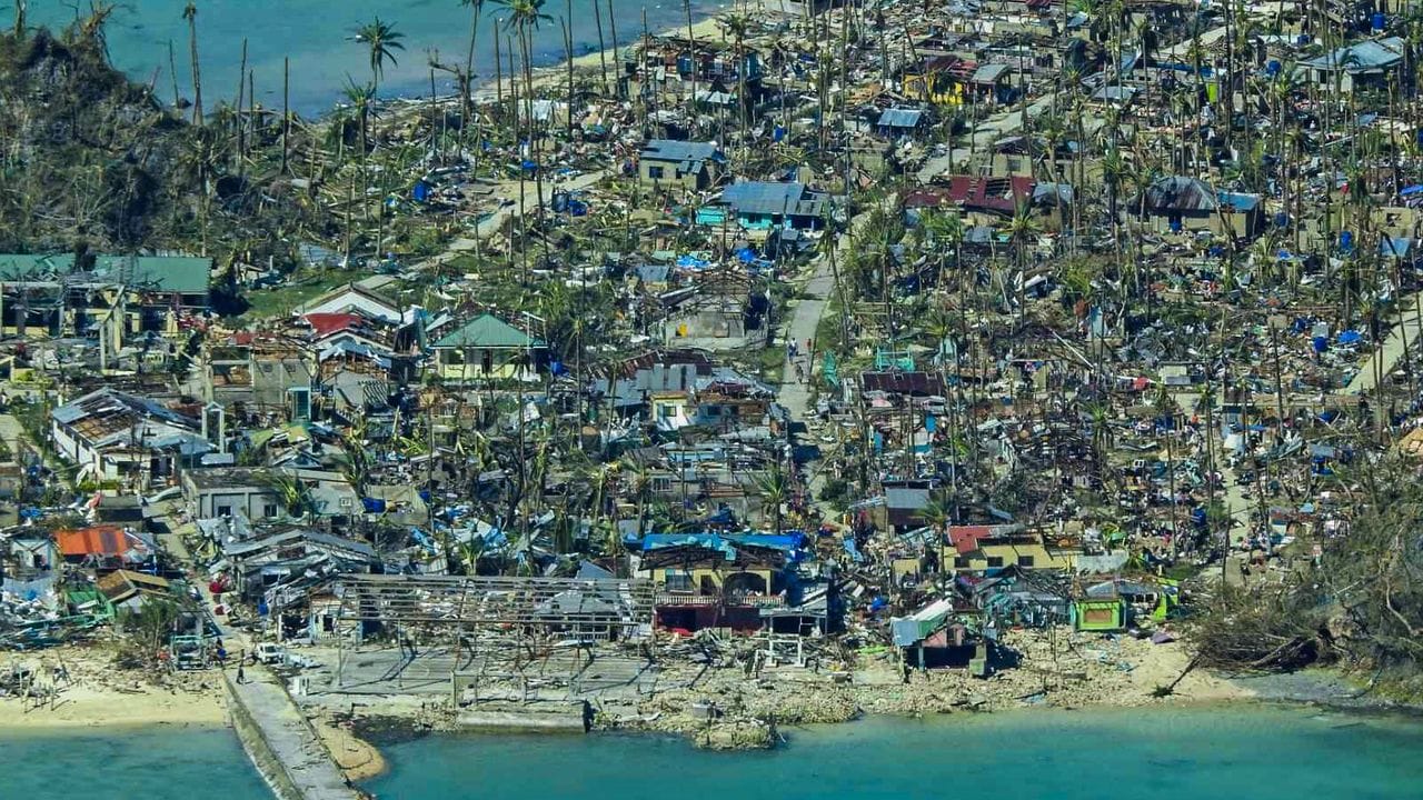 Das von der Philippinischen Küstenwache herausgegebene Handout zeigt die Verwüstungen, die der Taifun "Rai" in der Provinz Surigao del Norte angerichtet hat. Das von der Philippinischen Küstenwache herausgegebene Handout zeigt die Verwüstungen, die der Taifun "Rai" in der Provinz Surigao del Norte angerichtet hat.
