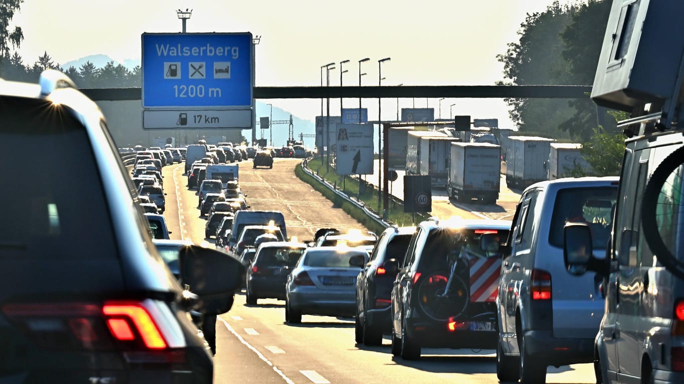 Reisewelle auf der Autobahn nach Österreich: Für die Einreise ins Nachbarland gilt 2G.