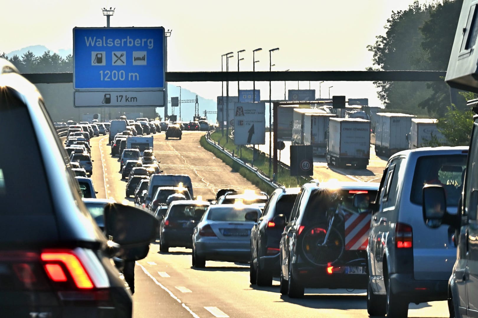 Reisewelle auf der Autobahn nach Österreich: Für die Einreise ins Nachbarland gilt 2G.
