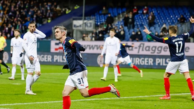 Kiels Fin Bartels (l) jubelt nach seinem Tor zum zwischenzeitlichen 1:0. Kiels Fin Bartels (l) jubelt nach seinem Tor zum zwischenzeitlichen 1:0.