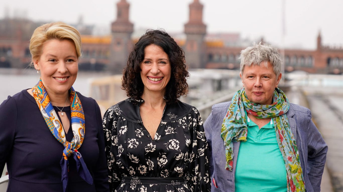 Franziska Giffey (SPD), Bettina Jarasch (B90/Die Grünen) und Katina Schubert (Die Linke) (v.l.) (Archivbild): Der Weg für eine rot-grün-rote Koalition in Berlin ist nun frei.