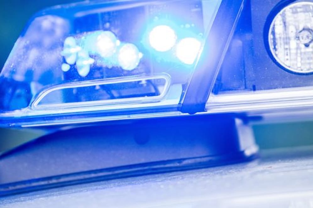 Ein Blaulicht leuchtet auf dem Dach einer Polizeistreife (Symbolbild): In Herford wurde ein Beamter angeschossen.
