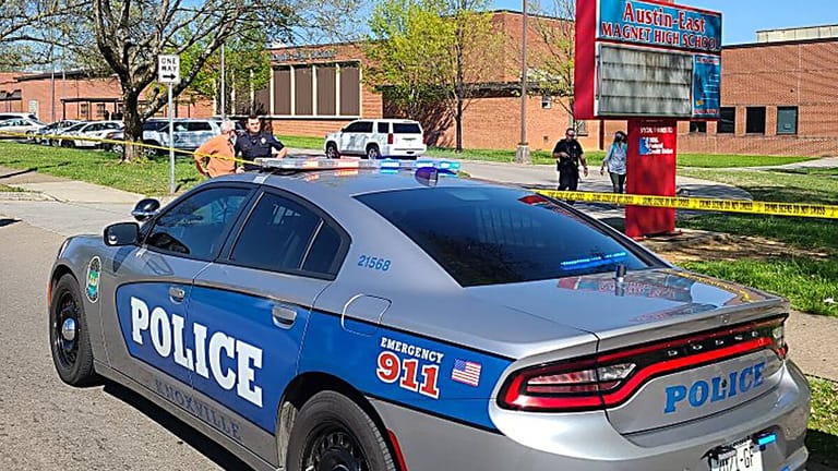 Ein Polizeiauto steht vor einer Schule in den USA (Symbolbild): Nach einem angeblichen Tiktok-Aufruf haben einige Schulen die Sicherheit erhöht.