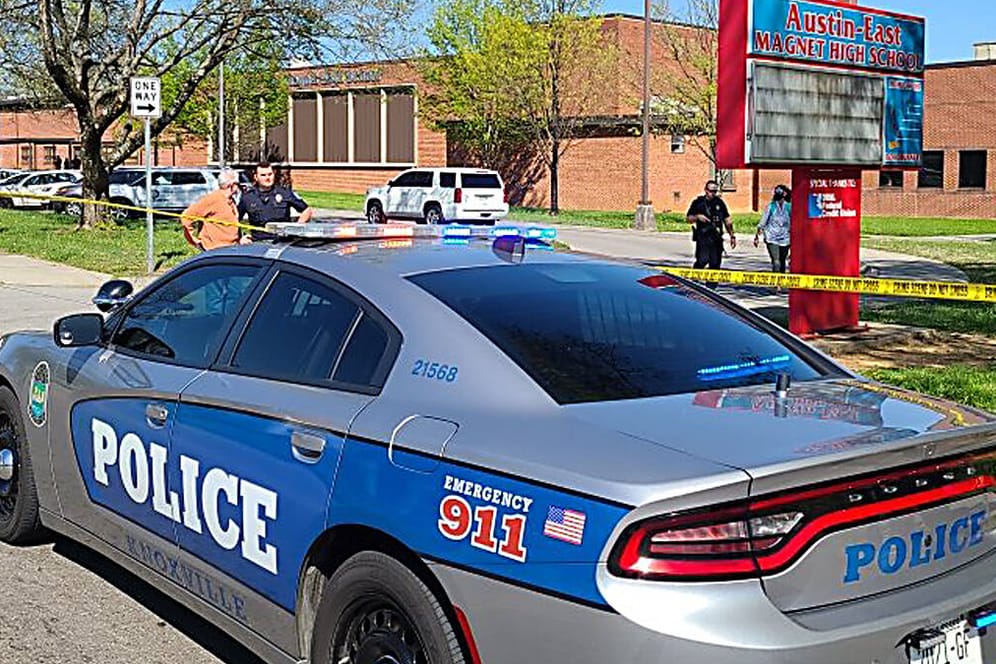Ein Polizeiauto steht vor einer Schule in den USA (Symbolbild): Nach einem angeblichen Tiktok-Aufruf haben einige Schulen die Sicherheit erhöht.