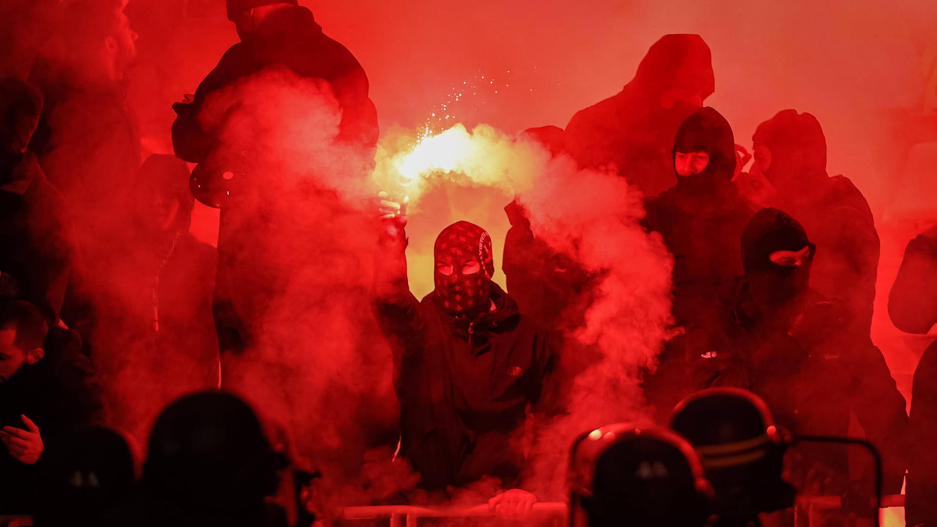 Anhänger von Lyon zünden Feuerwerkskörper und bengalische Lichter: Das Spiel wurde bald darauf abgebrochen. Anhänger von Lyon zünden Feuerwerkskörper und bengalische Lichter: Das Spiel wurde bald darauf abgebrochen.