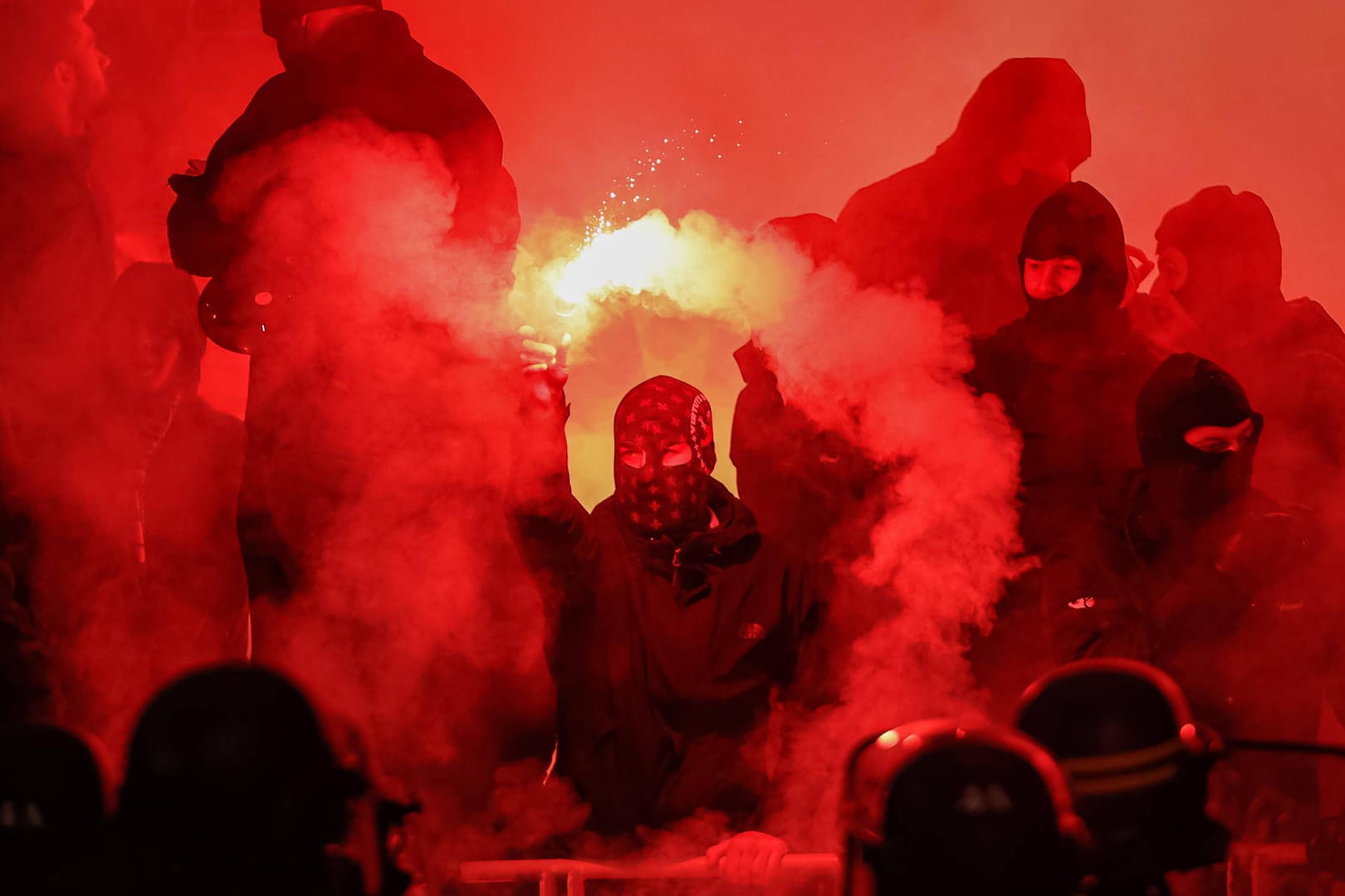 Anhänger von Lyon zünden Feuerwerkskörper und bengalische Lichter: Das Spiel wurde bald darauf abgebrochen.