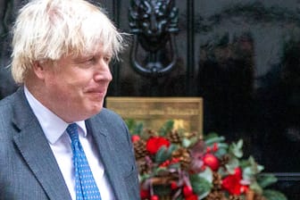 Boris Johnson vor seinem Amtssitz in London (Archivbild): Der Premierminister sieht kein Fehlverhalten bei seinen Angestellten.