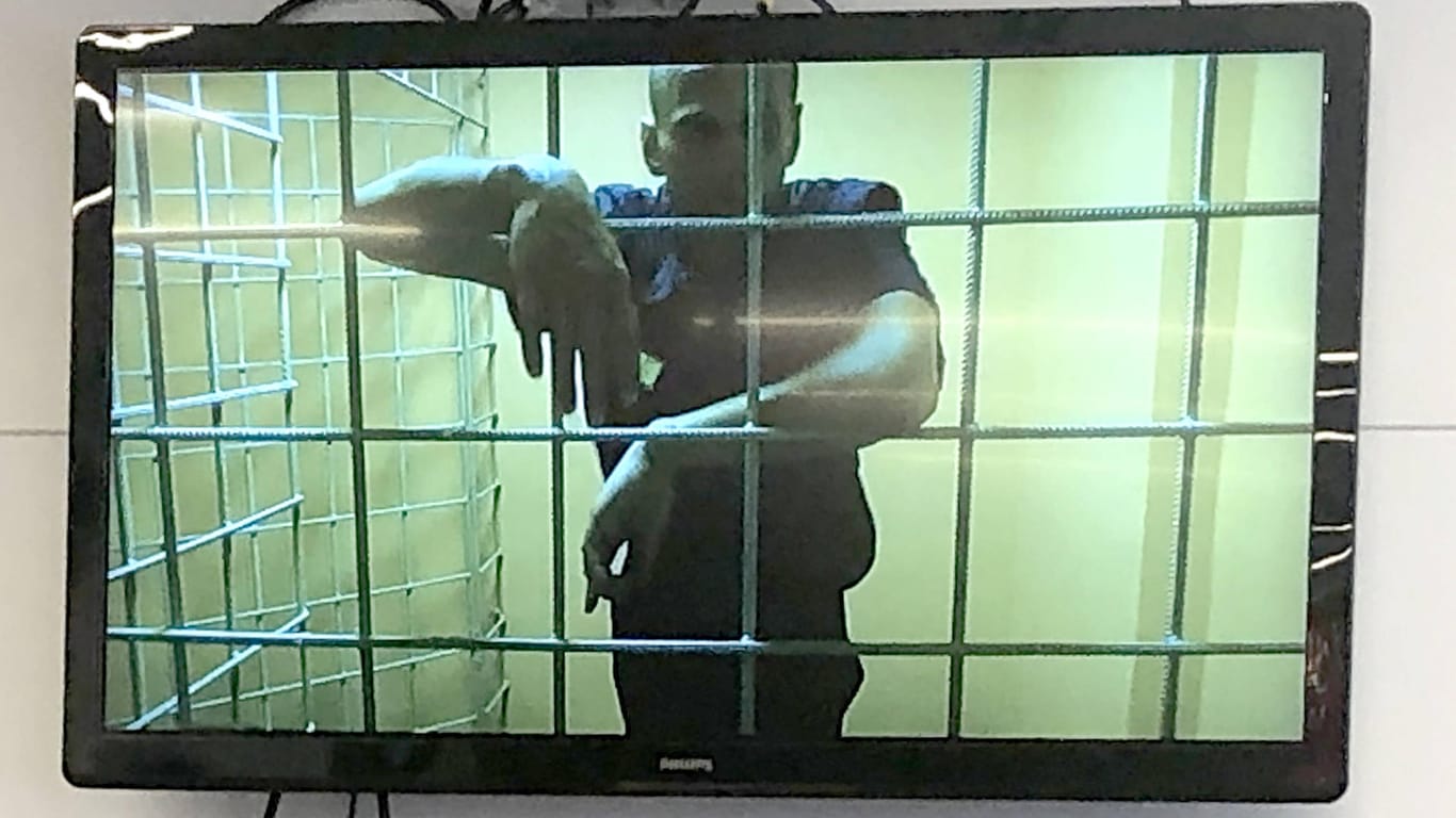 Das Bild Alexej Nawalny in einer Zelle wird bei einer Anhörung per Video übertragen (Archivbild): Der Kreml-Kritiker ist Grund für diplomatische Schritte Russlands.