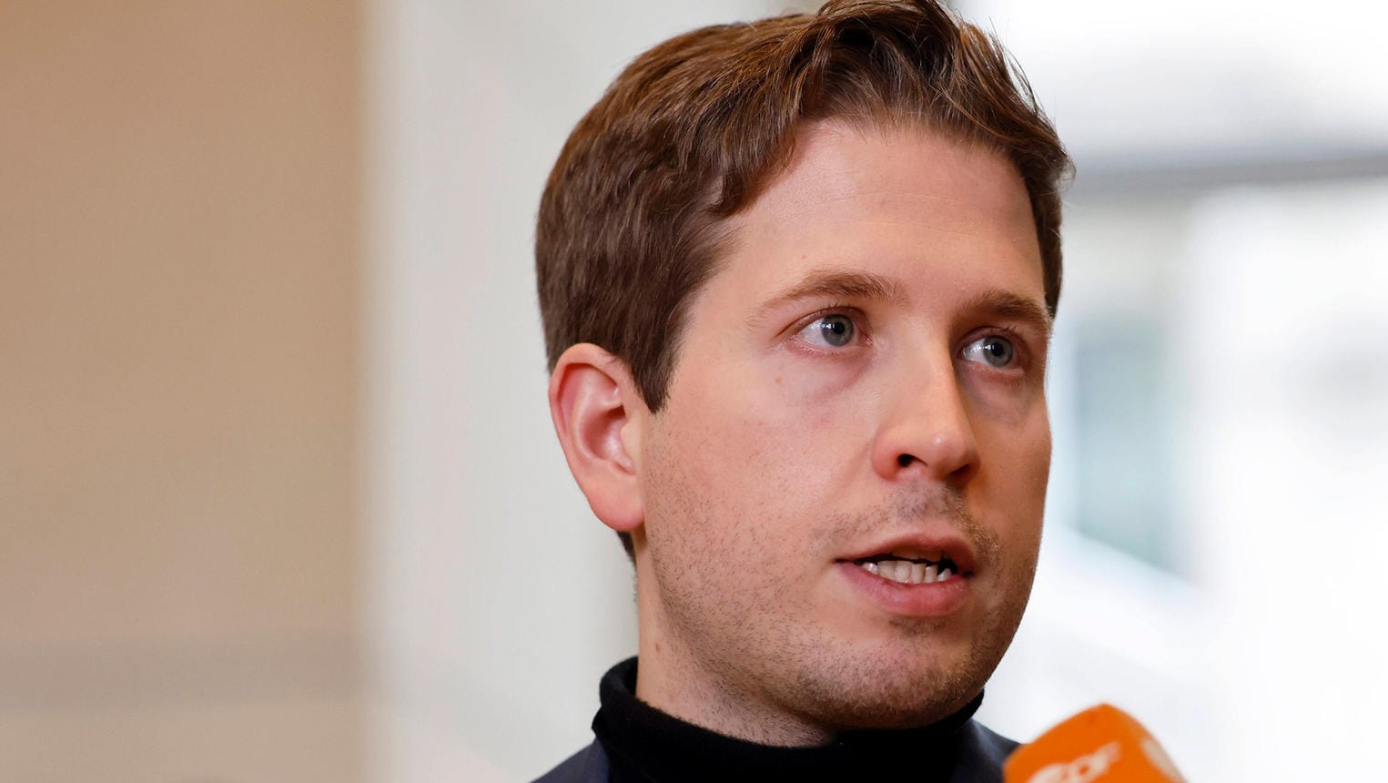 Kevin Kühnert gibt ein Interview im Reichstag (Archivbild): Der SPD-General hat große Bedenken gegen eine zentrale Impfdatenbank.