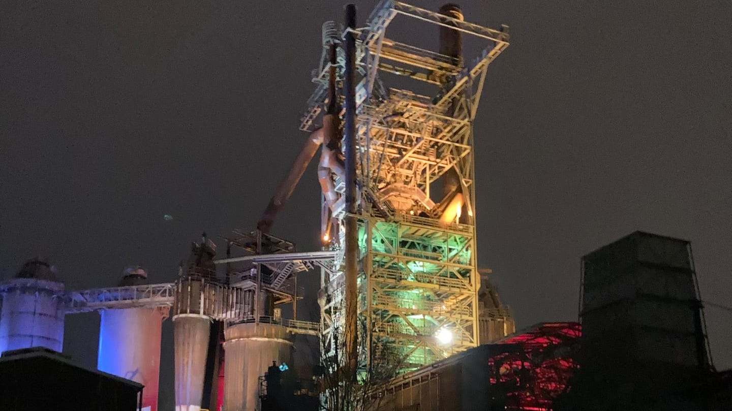 Rettungskräfte beim Industriemuseum Henrichshütte in Hattingen: Hier musste ein eingeklemmter Mann befreit werden.