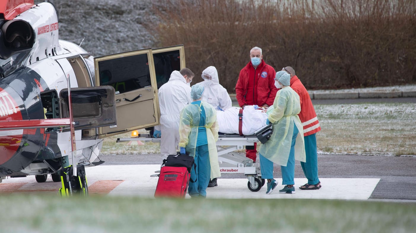 Verlegung von Corona-Patienten in Sachsen: Kliniken warnen vor einer "Lage, die über all das hinausgeht, was wir bisher erlebt haben." Verlegung von Corona-Patienten in Sachsen: Kliniken warnen vor einer "Lage, die über all das hinausgeht, was wir bisher erlebt haben."