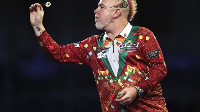 Darts-Star Peter Wright im Weihnachtsoutfit.