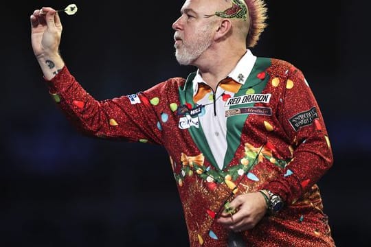 Darts-Star Peter Wright im Weihnachtsoutfit.