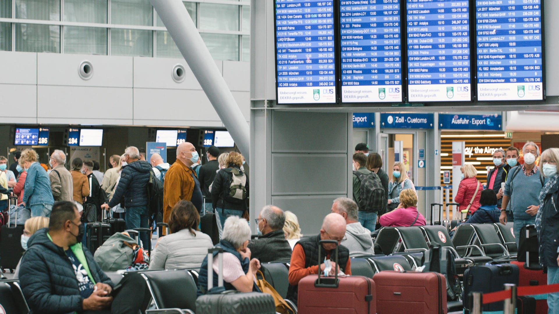 Reisende warten am Flughafen Düsseldorf (Archivbild): Einem Ranking der Fluggastrechteorganisation Airhelp nach kam es hier 2021 zu den meisten Verspätungen und Ausfällen. Reisende warten am Flughafen Düsseldorf (Archivbild): Einem Ranking der Fluggastrechteorganisation Airhelp nach kam es hier 2021 zu den meisten Verspätungen und Ausfällen.