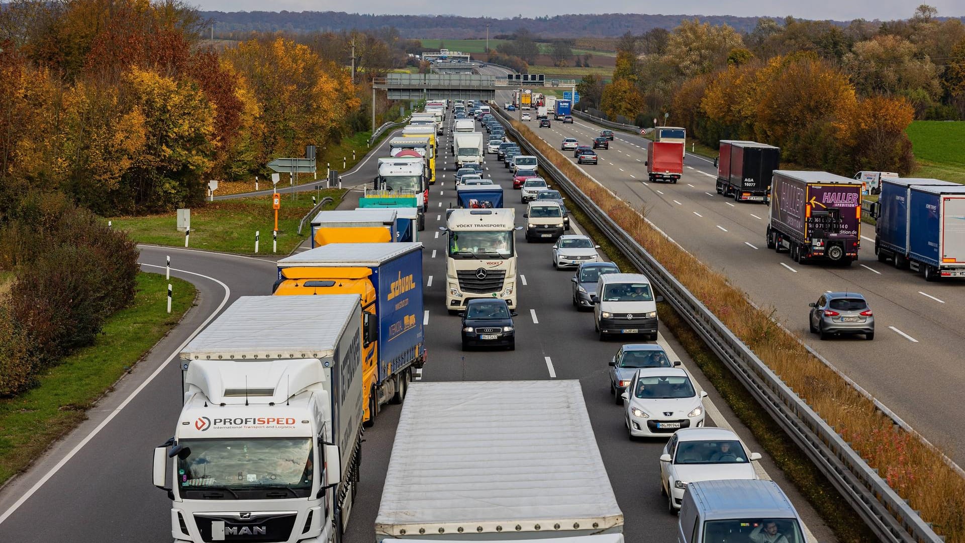 Dichter Verkehr auf der Autobahn: Für die Weihnachtstage erwartet der ADAC zwar eine eher ruhige Lage. Ganz so entspannt wie im Vorjahr wird es aber nicht.