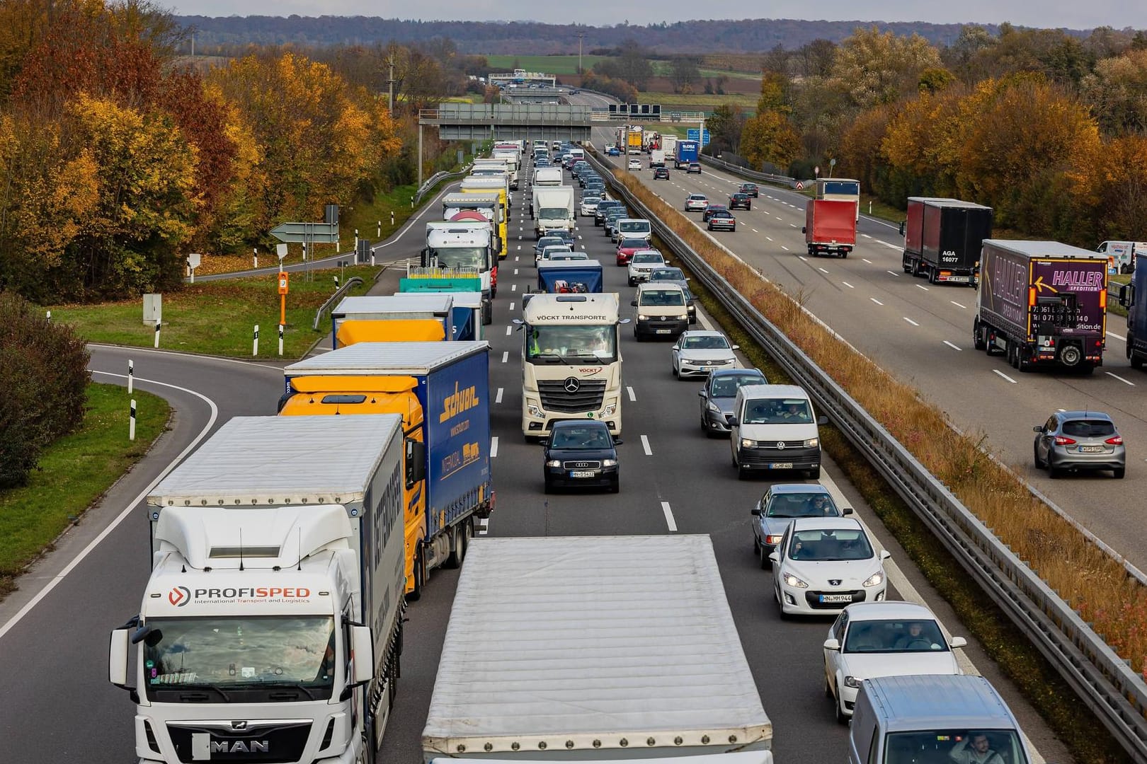 Dichter Verkehr auf der Autobahn: Für die Weihnachtstage erwartet der ADAC zwar eine eher ruhige Lage. Ganz so entspannt wie im Vorjahr wird es aber nicht.