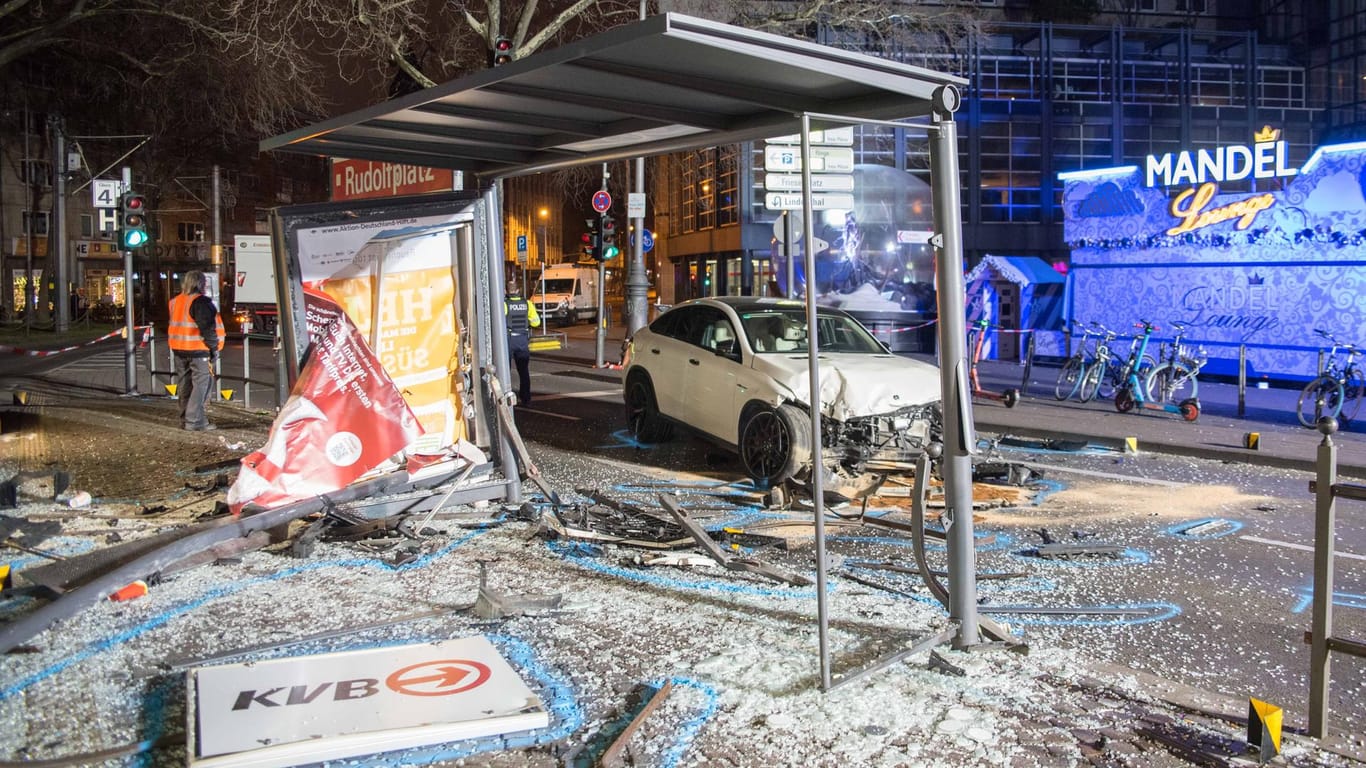 Schadensbild an der Haltestelle Rudolfplatz: Der 26-jährige Unfallverursacher soll unter Drogen stehend in hohem Tempo gegen eine KVB-Haltestelle gekracht sein.