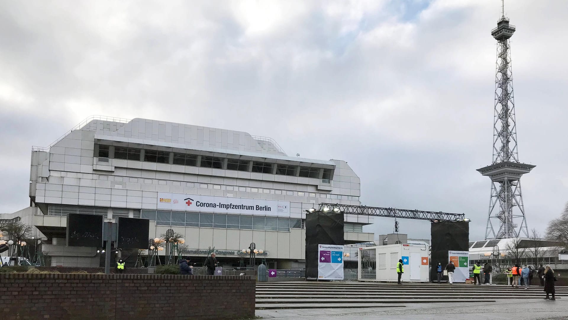 Das Corona-Impfzentrum im ICC am Funkturm (Archivbild): Hier war es zu Technikproblemen gekommen. Das Corona-Impfzentrum im ICC am Funkturm (Archivbild): Hier war es zu Technikproblemen gekommen.