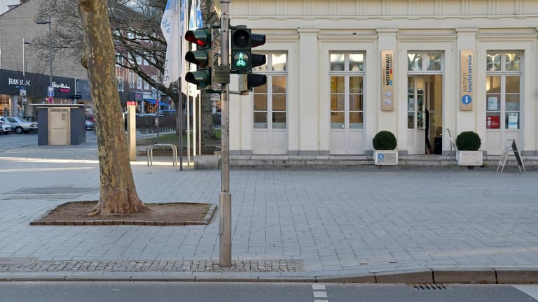 Eine Ampel in Aachen (Archivbild): Ein Mann hat einen Unfall gebaut, er hatte keinen Führerschein.