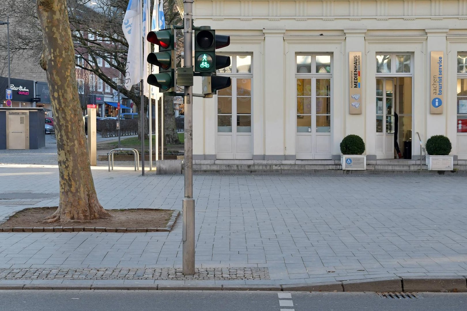 Eine Ampel in Aachen (Archivbild): Ein Mann hat einen Unfall gebaut, er hatte keinen Führerschein.