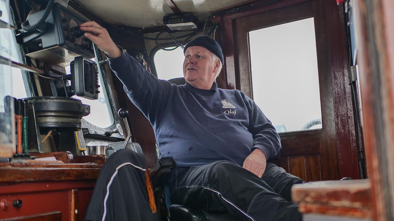 Kapitän Olaf Schmidt im Steuerhaus der "Claudia": Er und sein Bruder René verkaufen den Fischkutter am Kutterhafen in Wremen.