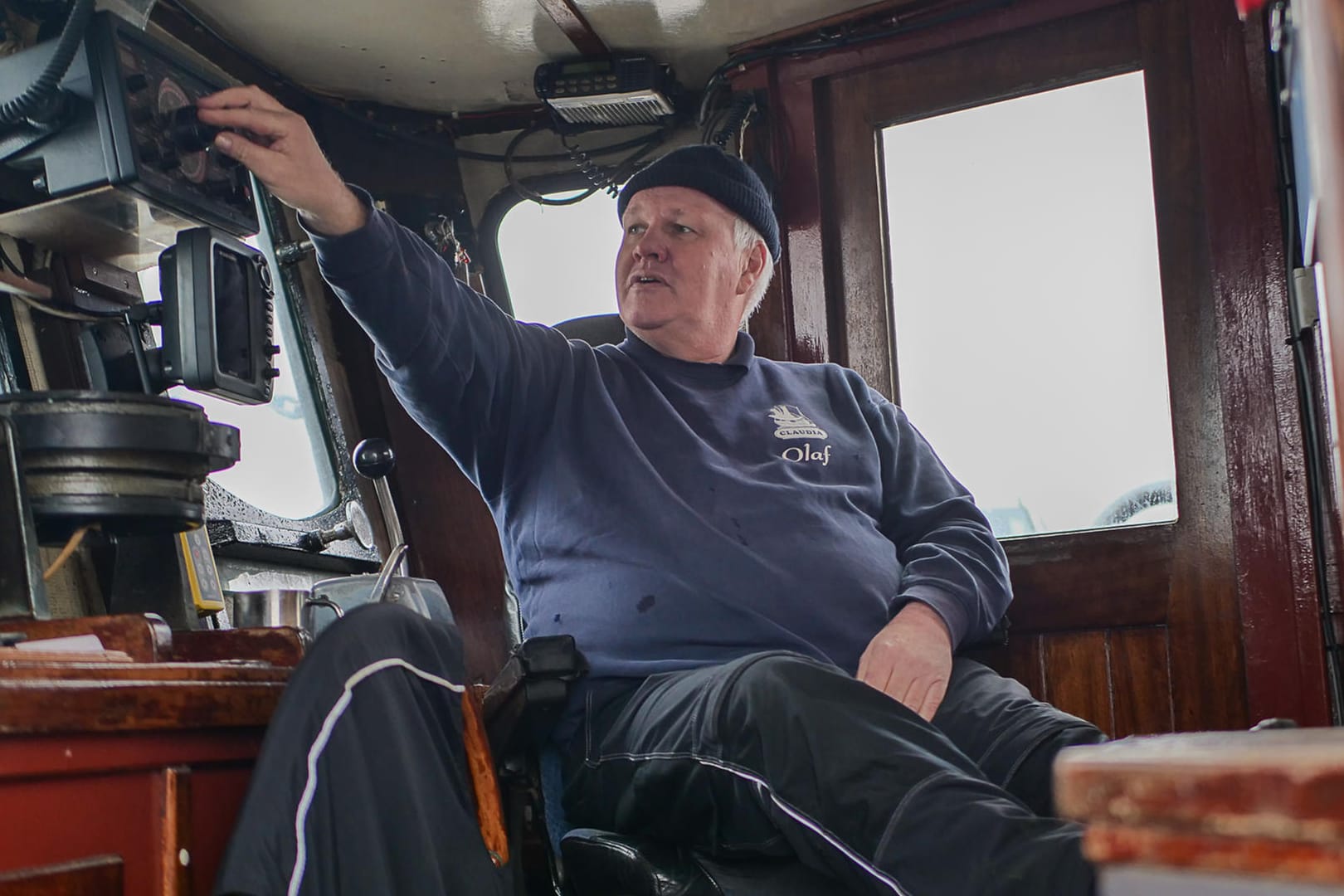 Kapitän Olaf Schmidt im Steuerhaus der "Claudia": Er und sein Bruder René verkaufen den Fischkutter am Kutterhafen in Wremen.