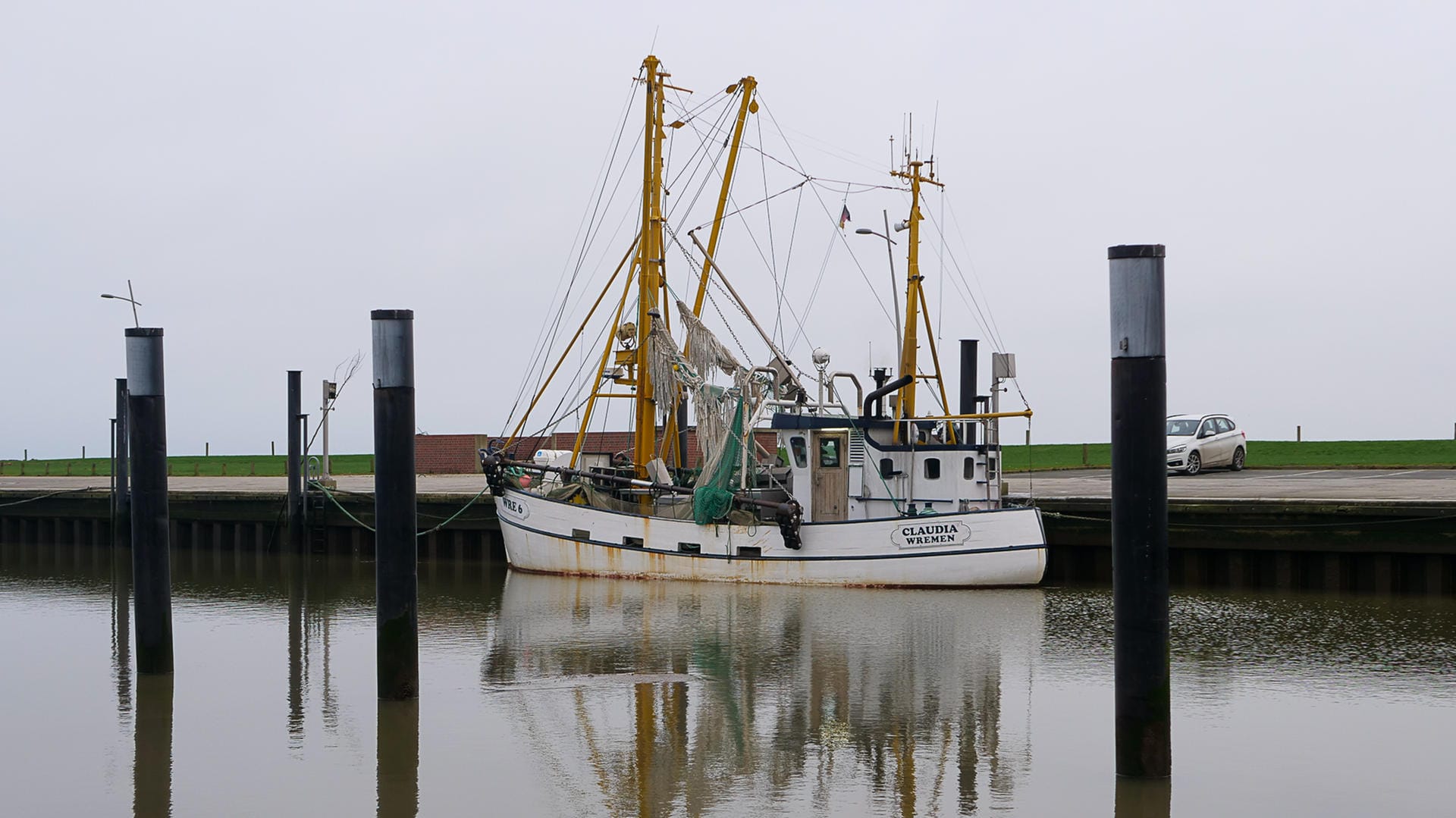 Die "Claudia 6" liegt im Kutterhafen in Wremen: Als Kind fiel René Schmidt einmal ins Wasser. "Mein Vater ist über Bord gesprungen und hat mich rausgezogen."