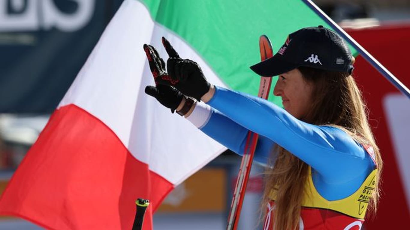 Abfahrerin Sofia Goggia feiert ihren Sieg in Val d'Isere.