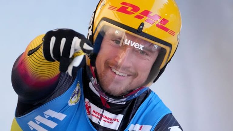 Johannes Ludwig freut sich über seinen Sieg in Innsbruck.