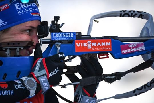 Biathletin Vanessa Hinz beim Schießen.