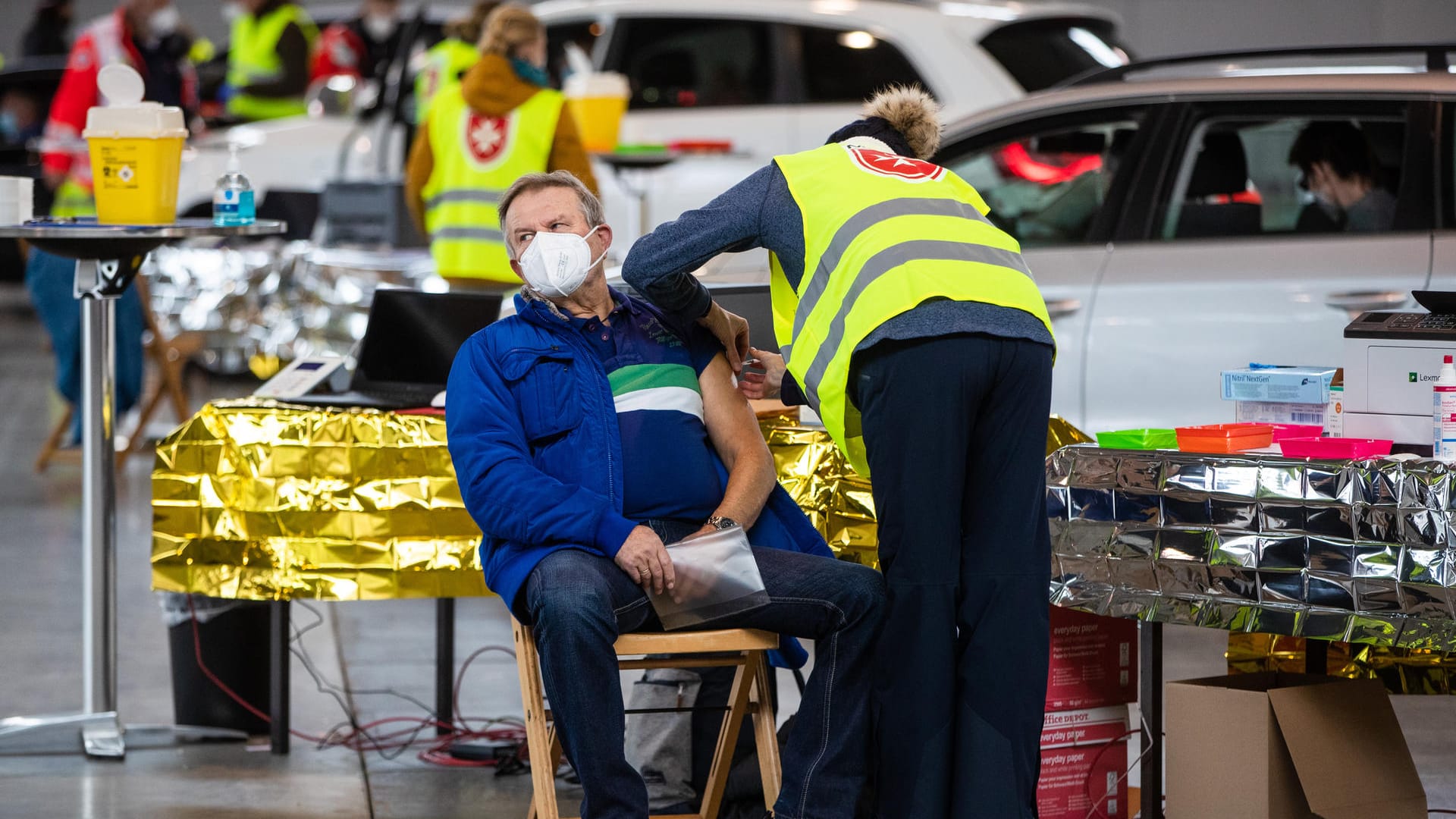Ein Mann erhält in einer Halle der Messe Stuttgart eine Impfung gegen das Corona-Virus: 20.000 Impfungen sollen hier am Wochenende verabreicht werden. Ein Mann erhält in einer Halle der Messe Stuttgart eine Impfung gegen das Corona-Virus: 20.000 Impfungen sollen hier am Wochenende verabreicht werden.